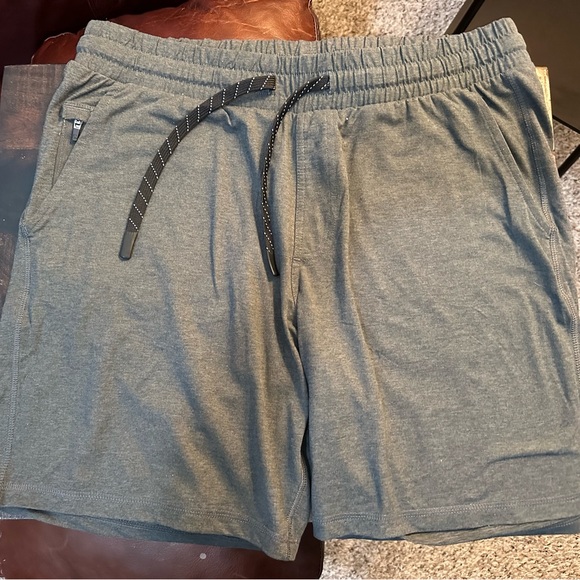 Bear Bottom Tech Short 7” inseam Charcoal Gray Large - Picture 1 of 16